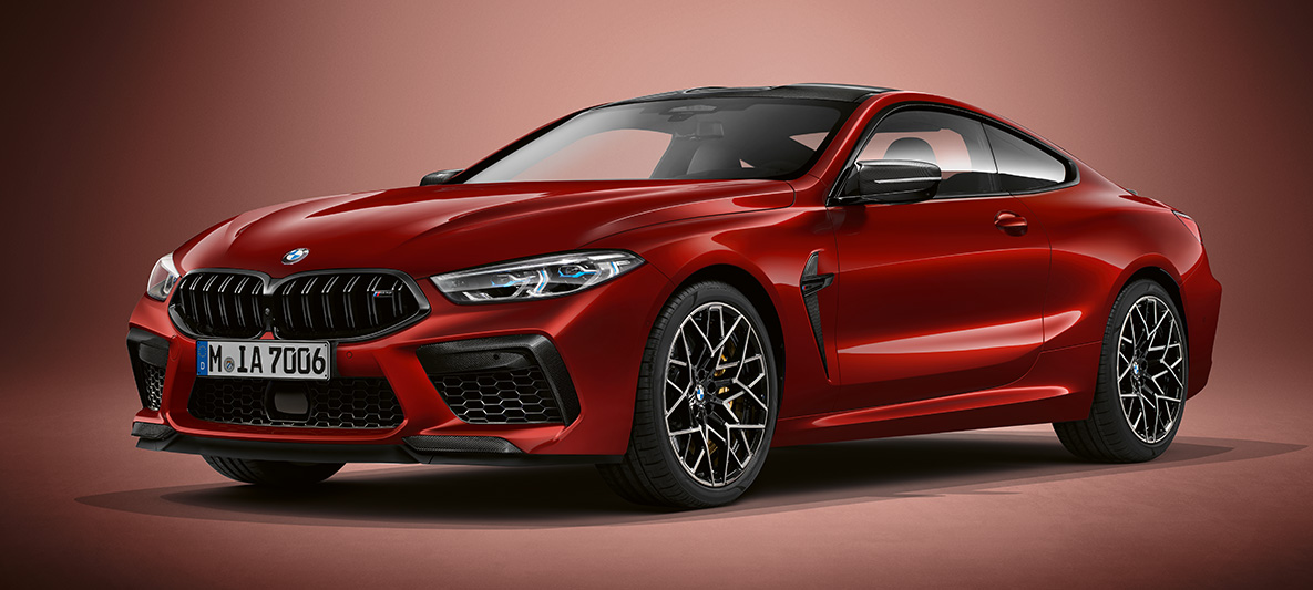 BMW M8 Coupe в исполнении BMW Individual с лакокрасочным покрытием BMW Individual Красный Авантюрин металлик. BMW M8 Coupe в исполнении BMW Individual с лакокрасочным покрытием BMW Individual Красный Авантюрин металлик, вид спереди с поворотом в три четверти.