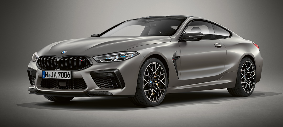 BMW M8 Coupe в исполнении BMW Individual с лакокрасочным покрытием BMW Individual Серый Дравит металлик. BMW M8 Coupe в исполнении BMW Individual с лакокрасочным покрытием BMW Individual Серый Дравит металлик, вид спереди с поворотом в три четверти.