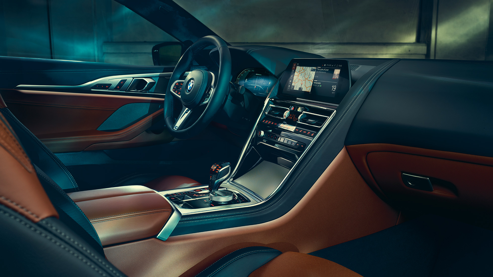 BMW M850i xDriveCoupe, кокпит. BMW M850i xDrive Купе, кокпит с приборной панелью BMW Live Cockpit Professional и обтянутым кожей рулевым колесом M.