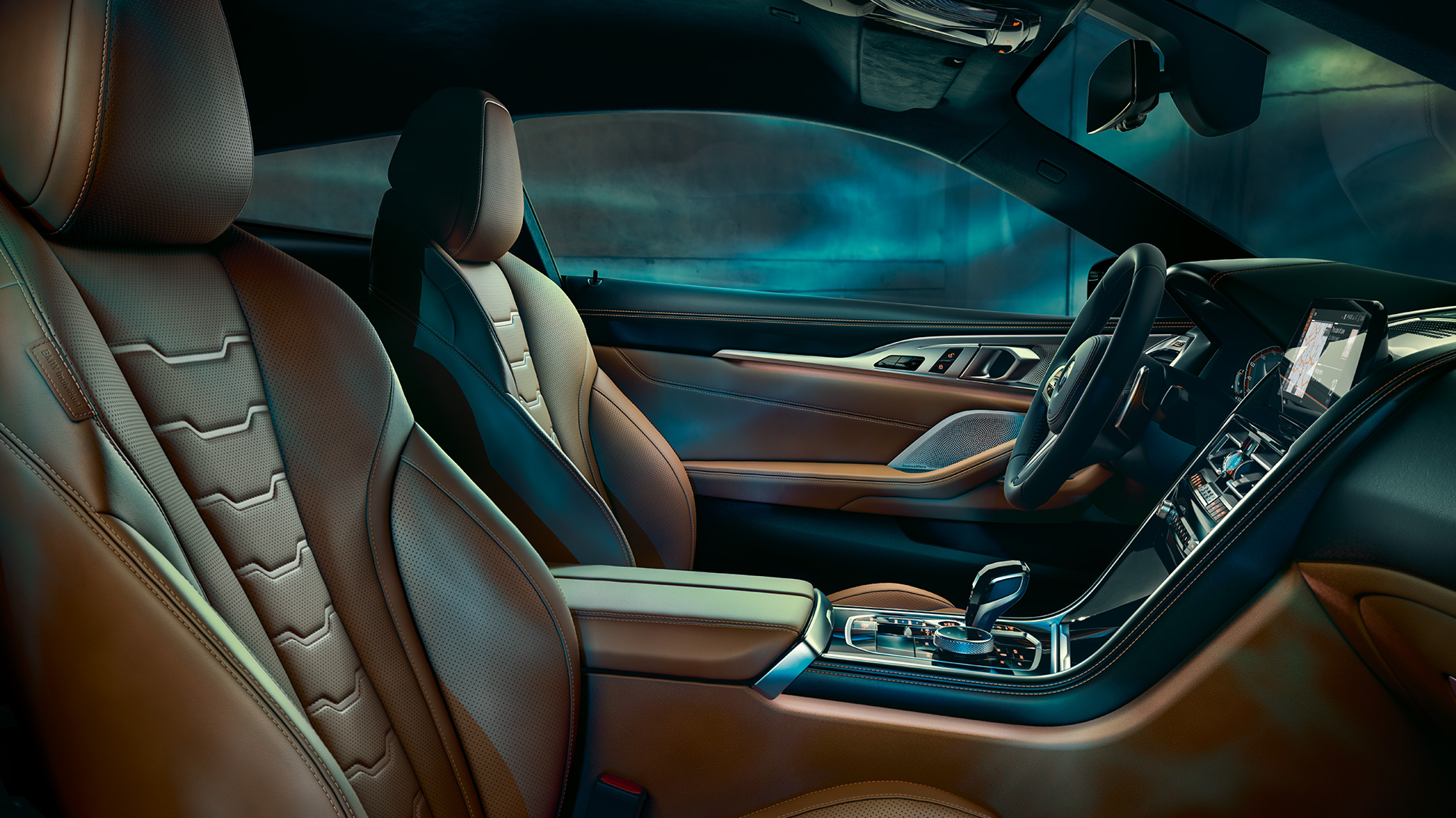 BMW M850i xDrive Coupe, интерьер. BMW M850i xDrive Coupe, интерьер с многофункциональными сиденьями и расширенным пакетом отделки BMW Individual с изысканными элементами отделки из кожи Merino цвета Тартуфо/Черный.