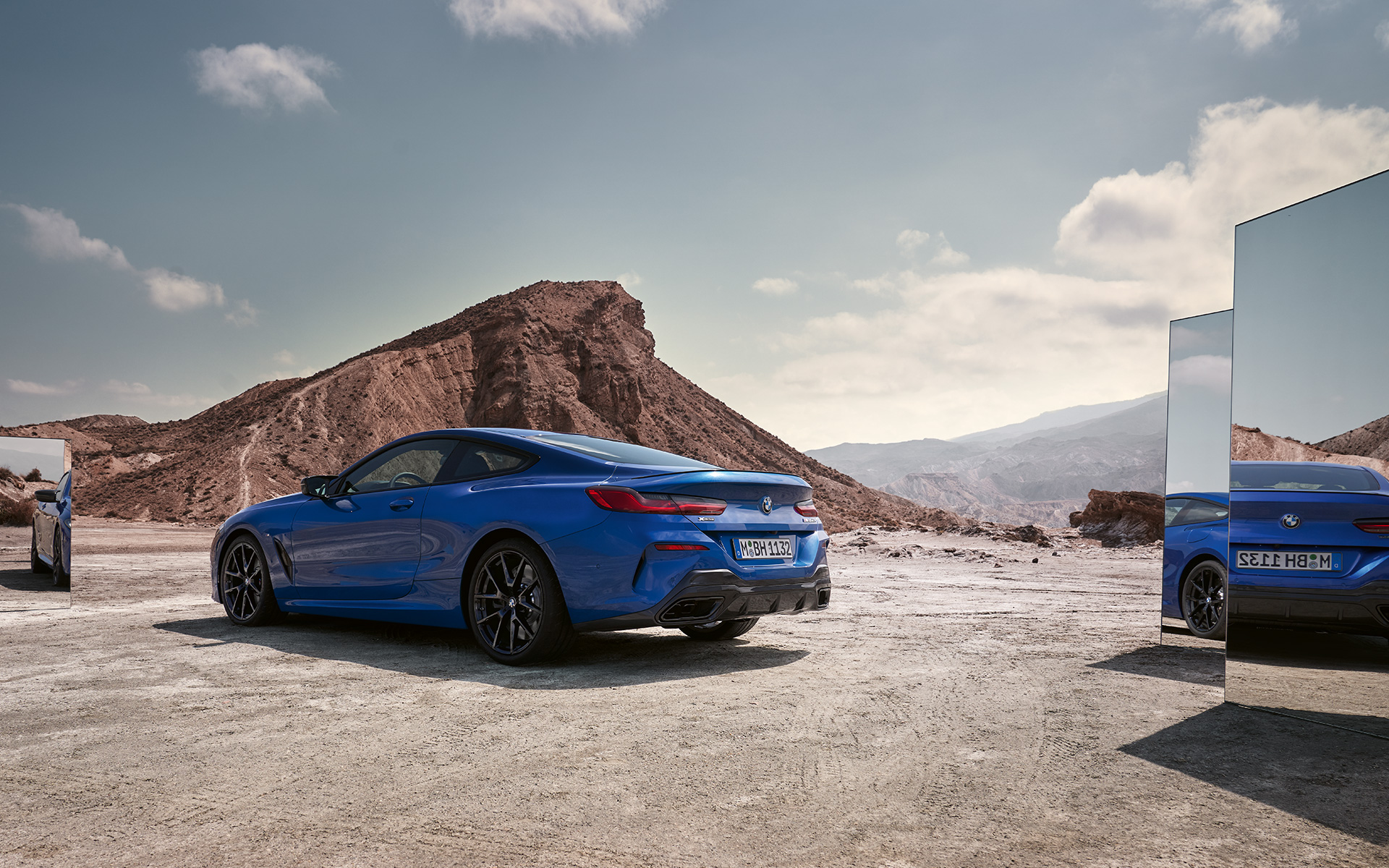 BMW M850i xDrive Coupe G15 LCI Facelift 2022, вид сзади в статике BMW M850i xDrive Coupe G15 LCI Facelift 2022, M Синий Портимау металлик, вид сзади в статике с зеркалами