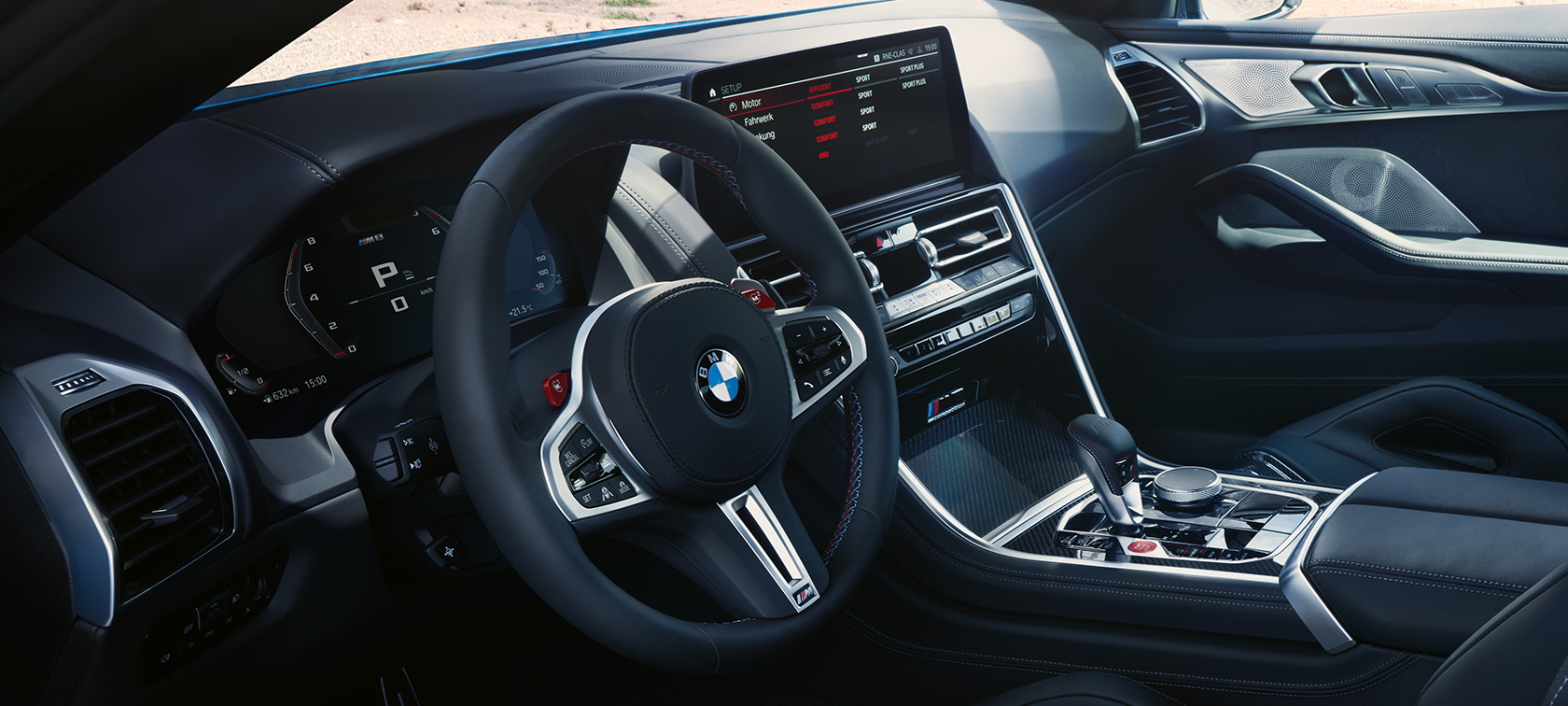 Кожаное рулевое колесо М BMW M8 Competition Coupe F92 LCI Facelift 2022, кокпит BMW M8 Competition Coupe F92 LCI Facelift 2022, кокпит, центральный дисплей, кожаное рулевое колесо M