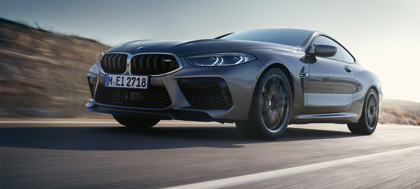 BMW M8 Coupe F92 LCI Facelift 2022, вид сбоку в три четверти в движении BMW M8 Coupe F92 LCI Facelift 2022, "Серый Графит металлик", вид сбоку снизу в три четверти