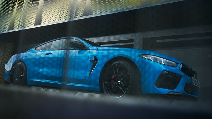 BMW M8 Competition Coupe F92 LCI Facelift 2022, BMW Individual Синий Дейтона-Бич неметаллик, вид сбоку в три четверти, снимок снизу BMW M8 Competition Coupe F92 LCI Facelift 2022, BMW Individual Синий Дейтона-Бич неметаллик, вид сбоку в три четверти, снимок снизу