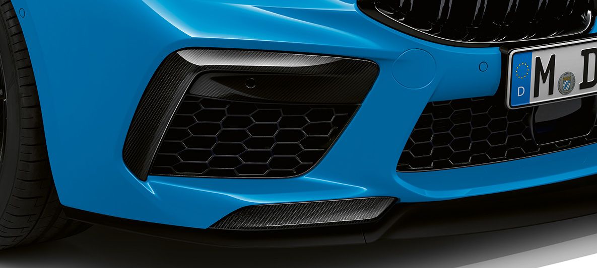 Карбоновые элементы на боковых воздухозаборниках BMW M8 Competition Coupe F92 LCI 2022, вид спереди в три четверти BMW M8 Competition Coupe F92 LCI Facelift 2022, "Синий Дейтона-Бич неметаллик", вид спереди в три четверти, карбоновые элементы на боковых воздухозаборниках