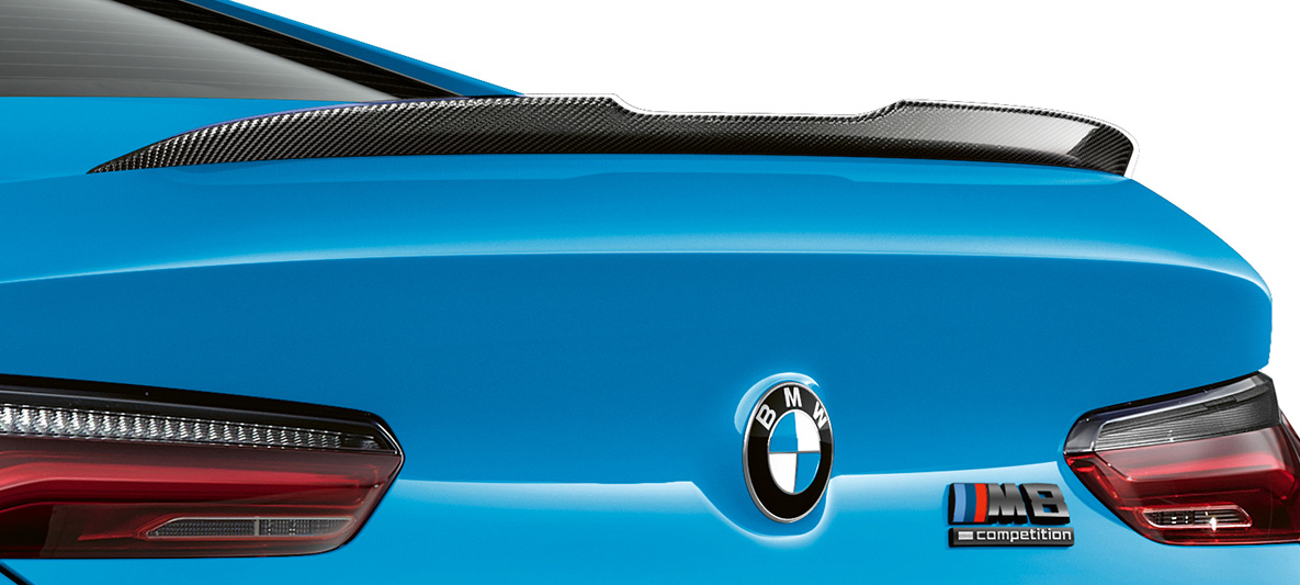 Карбоновый задний спойлер BMW M8 Competition Coupe F92 LCI Facelift 2022, "Синий Дейтона-Бич неметаллик" BMW M8 Competition Coupe F92 LCI Facelift 2022, Синий Дейтона-Бич, карбоновый пакет отделки экстерьера M, карбоновый задний спойлер крупным планом