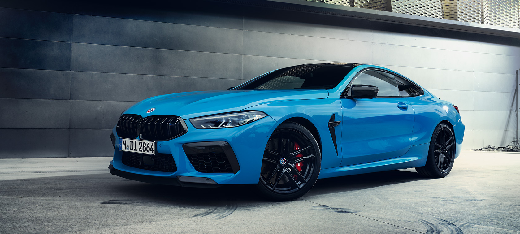 BMW M8 Competition Coupe F92 LCI Facelift 2022, BMW Individual Синий Дейтона-Бич неметаллик, вид сбоку в три четверти перед стеной