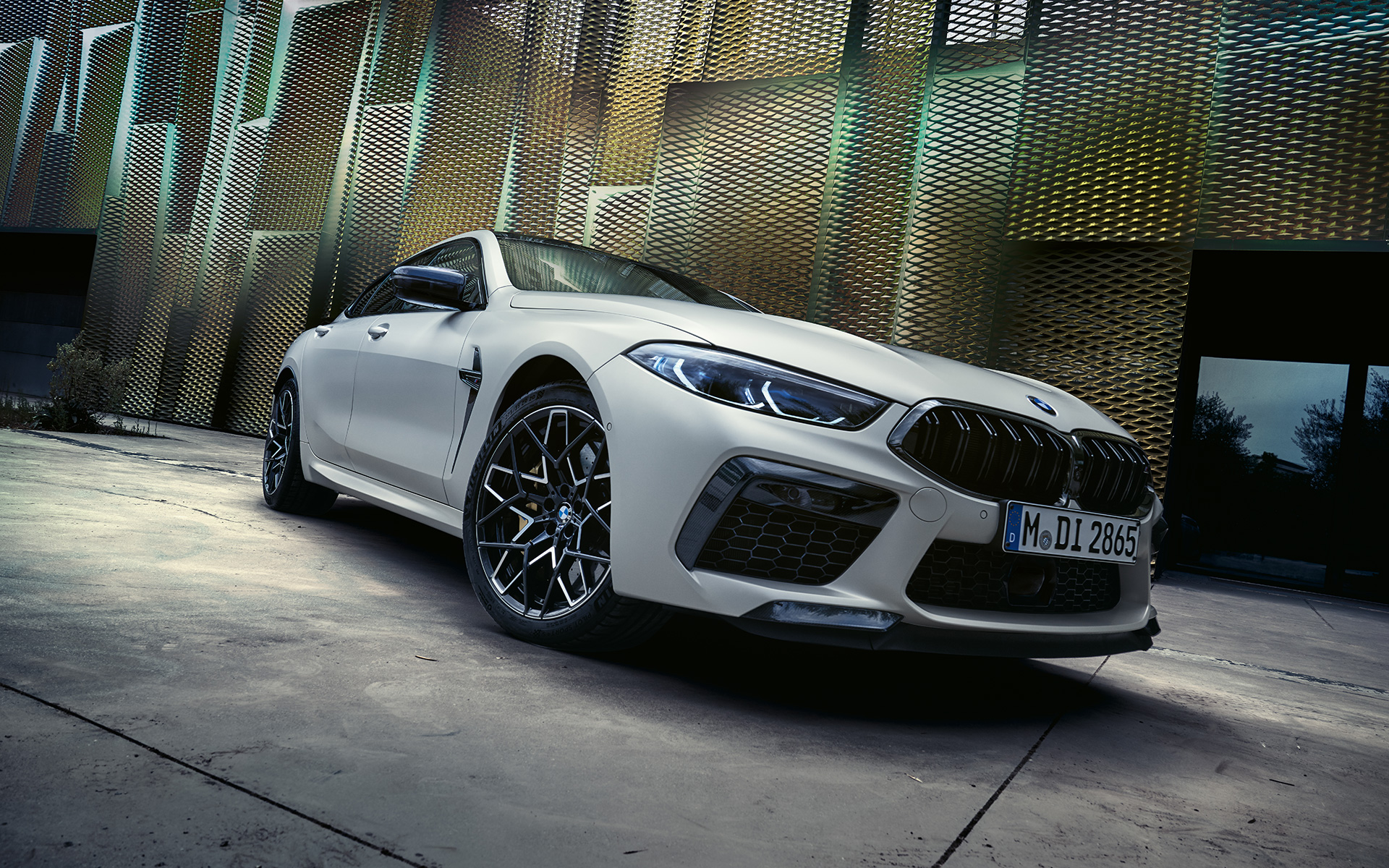 Вид спереди в три четверти BMW M8 Competition Gran Coupe F93 LCI 2022 BMW M8 Competition Gran Coupe F93 LCI Facelift 2022, BMW Individual Морозный Белый Бриллиант металлик, вид спереди в три четверти снизу