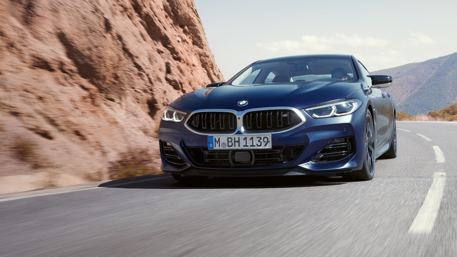 Вид спереди в три четверти в движении BMW 8 серии Gran Coupe M850i xDrive 2022 G16 LCI Facelift BMW 8 серии Gran Coupe M850i xDrive 2022 G16 LCI Facelift, BMW Individual Морозный Синий Танзанит металлик, вид спереди в три четверти в движении