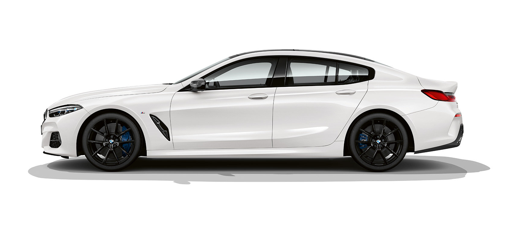 BMW M850i xDrive Gran Coupe, вид сбоку BMW M850i xDrive Gran Coupe G16 2019 МГ цвета Белый Минерал из линейки BMW Individual, вид сбоку