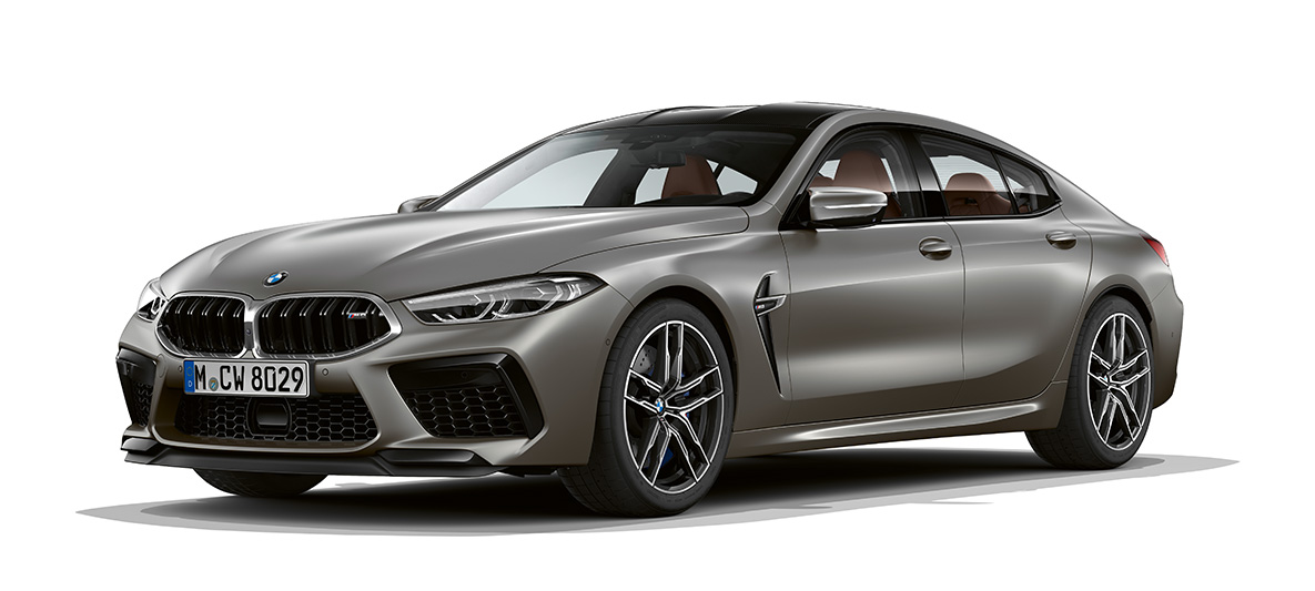 BMW M8 Gran Coupe, вид сбоку с поворотом в три четверти BMW M8 Gran Coupe F93 2020 МГ цвета Серебристый Камень из линейки BMW Individual, вид сбоку с поворотом в три четверти