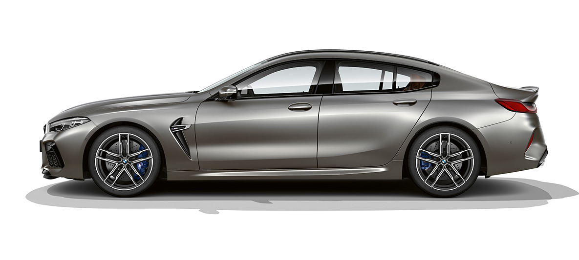 BMW M8 Gran Coupe, вид сбоку BMW M8 Gran Coupe F93 2020 МГ цвета Серебристый Камень из линейки BMW Individual, вид сбоку