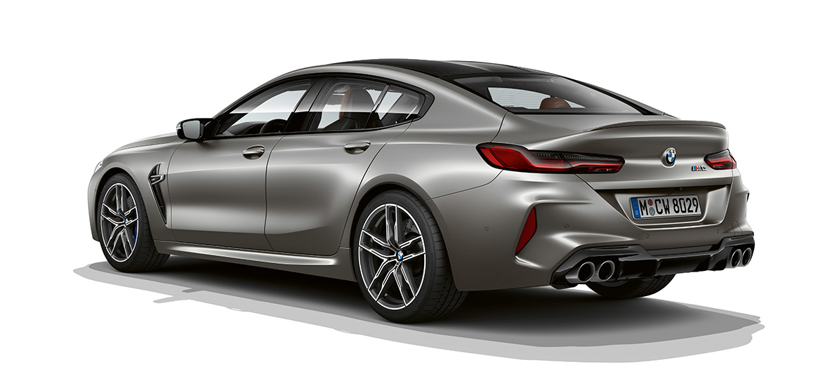 BMW M8 Gran Coupe, вид сзади с поворотом в три четверти BMW M8 Gran Coupe F93 2020 МГ цвета Серебристый Камень из линейки BMW Individual, вид сзади с поворотом в три четверти