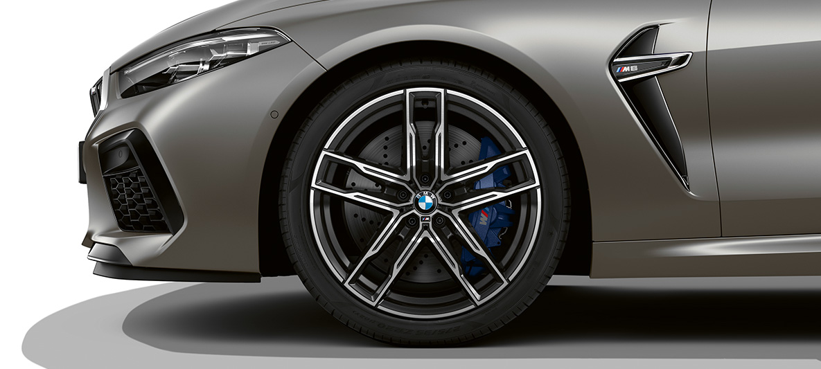 Легкосплавные колесные диски M модели BMW M8 Gran Coupe BMW M8 Gran Coupe F93 2020 МГ цвета Серебристый Камень из линейки BMW Individual, легкосплавные колесные диски М, вид сбоку