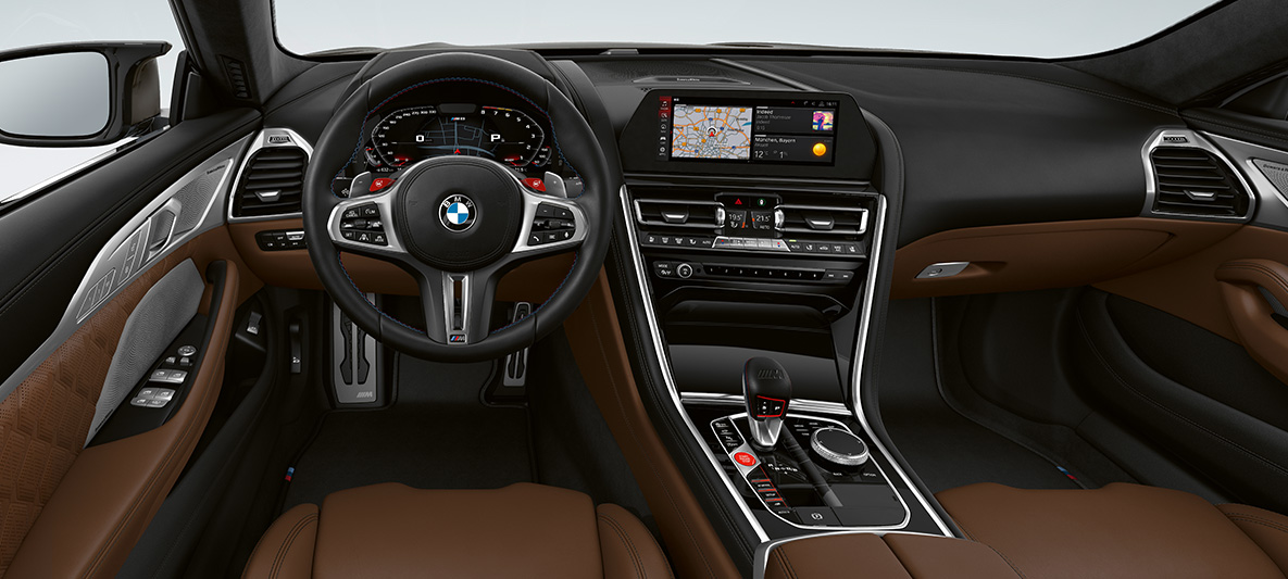 Место водителя в BMW M8 Gran Coupe Место водителя в BMW M8 Gran Coupe F93 2020 МГ, интерьер