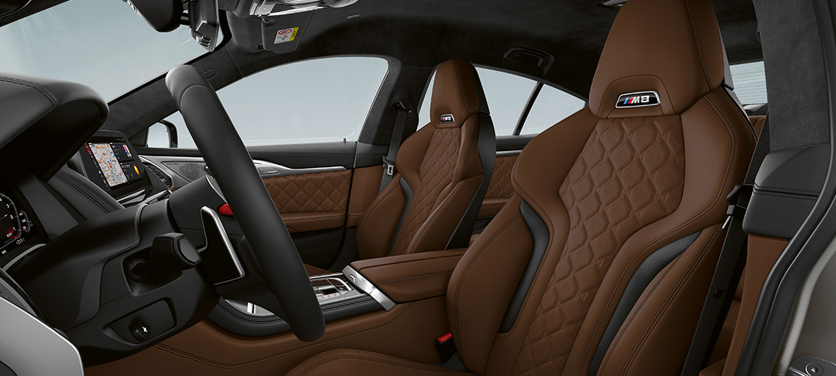 Спортивные сиденья M с кожаной обивкой Merino модели BMW M8 Gran Coupe Спортивные сиденья M с эмблемой M8 и кожаной обивкой Merino модели BMW M8 Gran Coupe F93 2020 МГ, интерьер