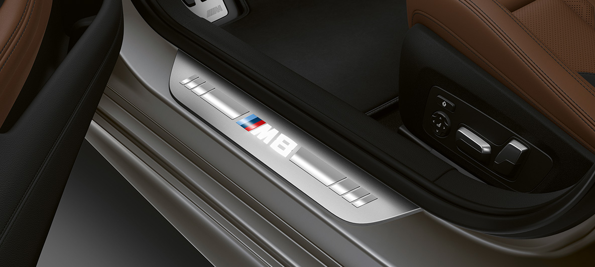 Пороги дверных проемов модели BMW M8 Gran Coupe Пороги дверных проемов с надписью «M8» модели BMW M8 Gran Coupe F93 2020 МГ, интерьер