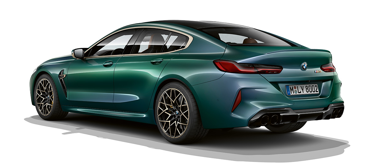 BMW M8 Gran Coupe First Edition, вид сзади с поворотом в три четверти BMW M8 Gran Coupe First Edition F93 2020 МГ цвета Aurora Diamond (металлик) из линейки BMW Individual, вид сзади с поворотом в три четверти