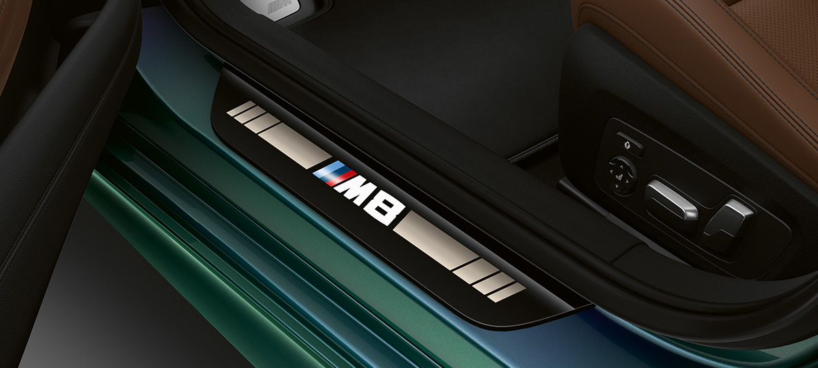 Пороги дверных проемов BMW M8 Gran Coupe First Edition Пороги дверных проемов с надписью «М8» модели BMW M8 Gran Coupe First Edition F93 2020 МГ цвета Aurora Diamond (металлик) из линейки BMW Individual, интерьер