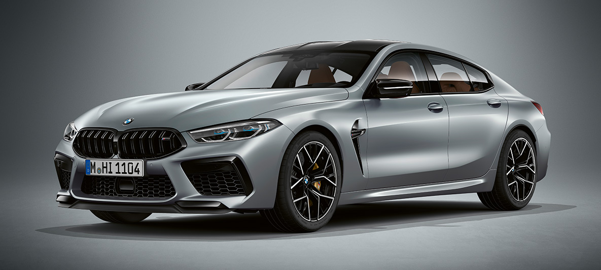 BMW M8 Competition Gran Coupe цвета Серебристый Камень (металлик) из линейки BMW Individual BMW M8 Competition Gran Coupe F93 2020 МГ цвета Серебристо-синий Камень (металлик) из линейки BMW Individual, вид спереди с поворотом в три четверти