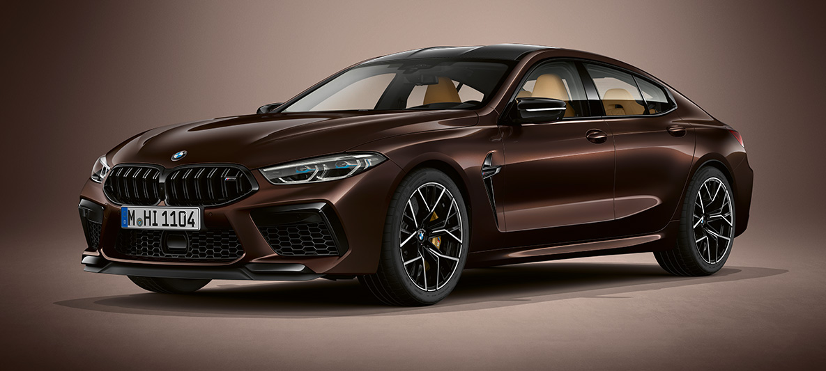 BMW M8 Competition Gran Coupe цвета Коричневый Альмандин (металлик) из линейки BMW Individual BMW M8 Competition Gran Coupe F93 2020 МГ цвета Коричневый Альмандин (металлик) из линейки BMW Individual, вид спереди с поворотом в три четверти