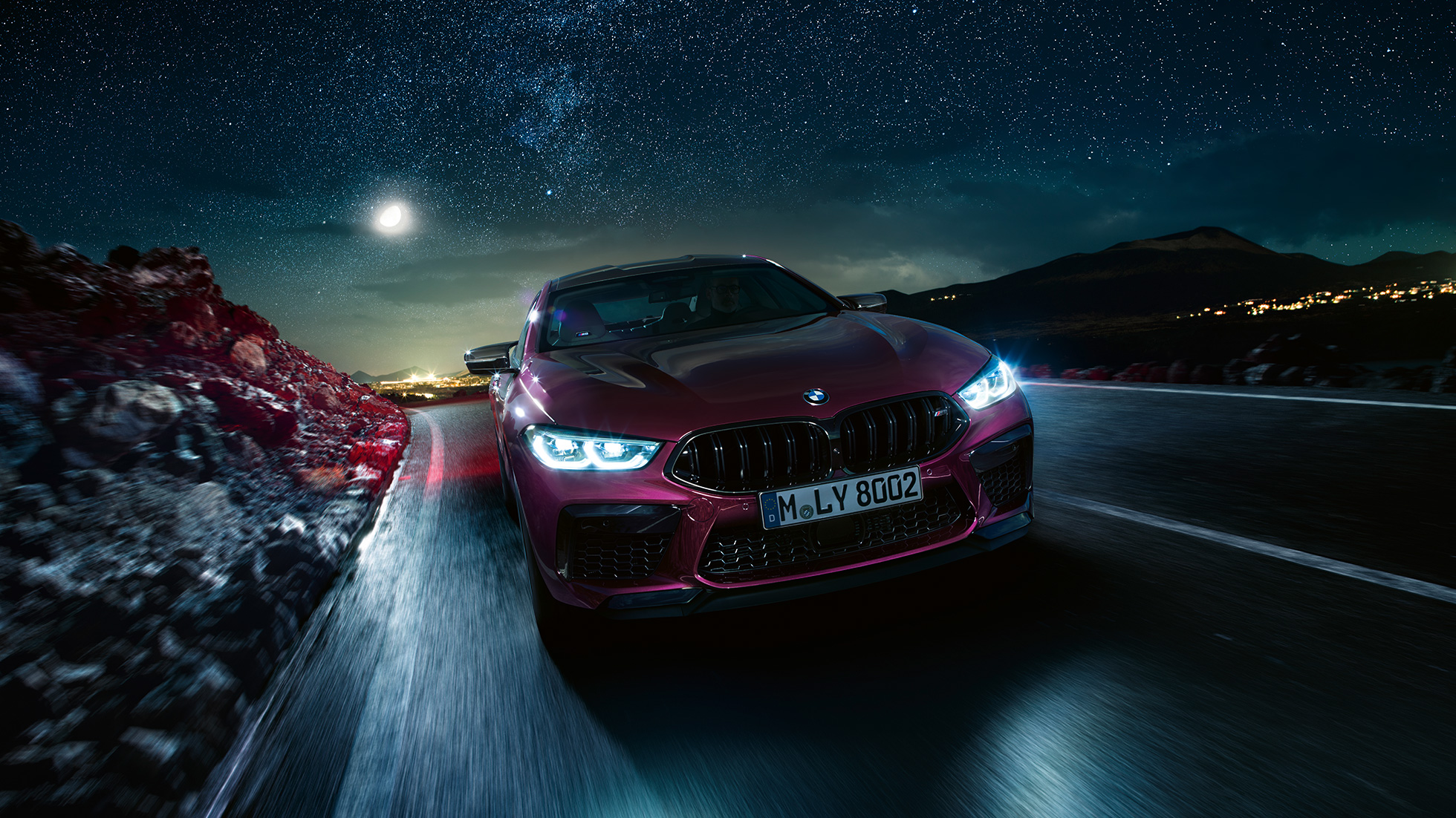 BMW M8 Competition Gran Coupe, вид спереди в движении BMW M8 Competition Gran Coupe F93 2020 МГ цвета Аметрин металлик из линейки BMW Individual, вид спереди в движении