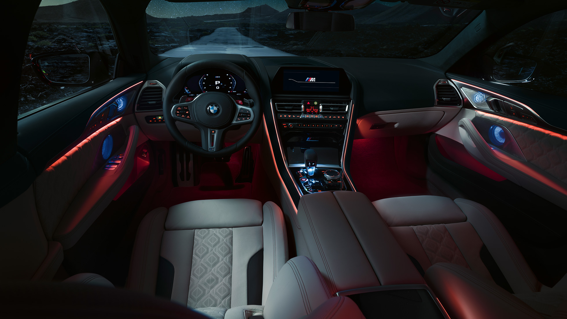 BMW M8 Competition Gran Coupe, интерьер BMW M8 Competition Gran Coupe F93 2020 МГ, спортивные сиденья М, интерьер