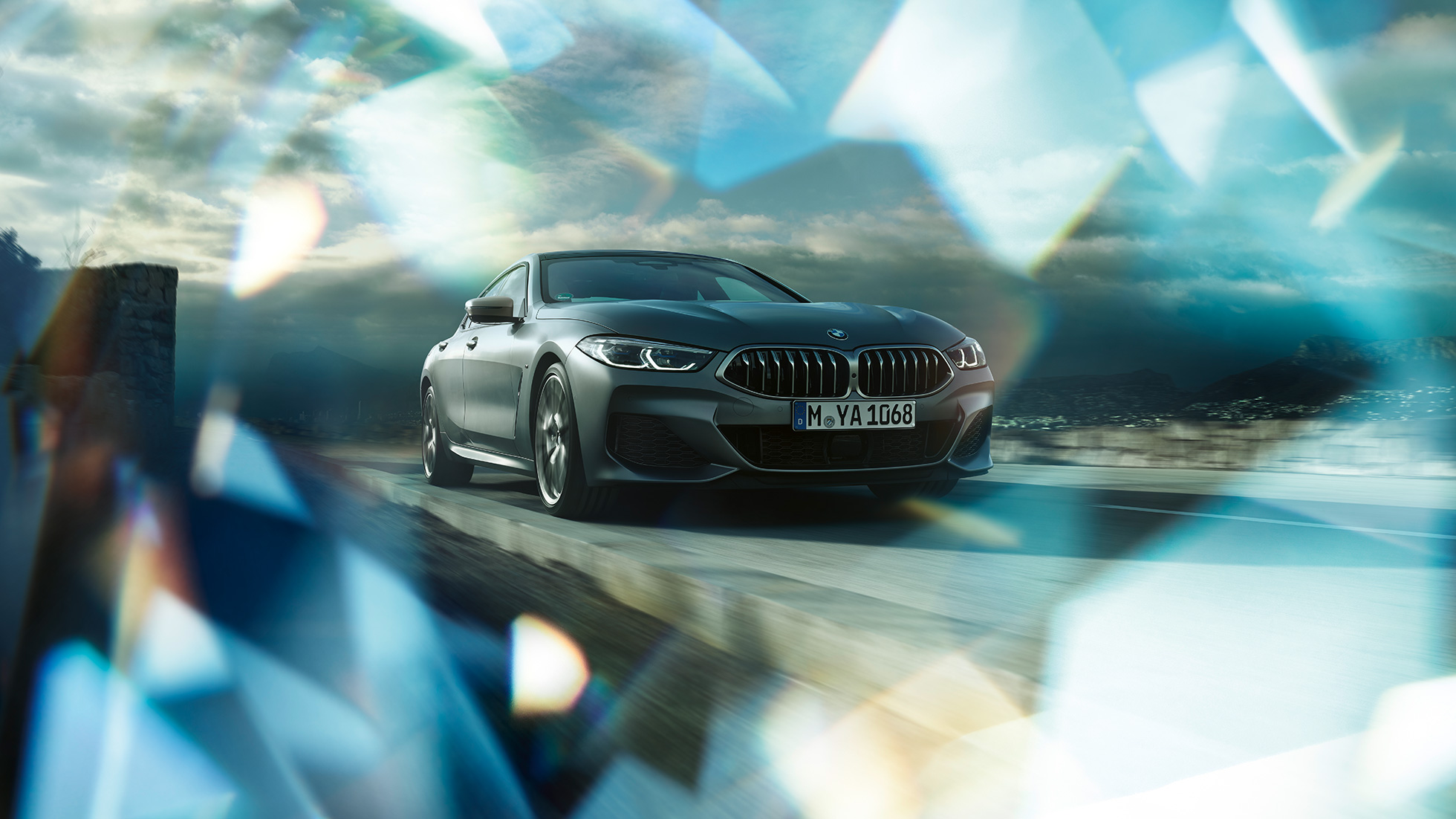 BMW M850i xDrive Gran Coupe, вид спереди с поворотом в три четверти BMW M850i xDrive Gran Coupe G16 2019 МГ цвета Серебристо-синий Камень (металлик) из линейки BMW Individual, вид спереди с поворотом в три четверти