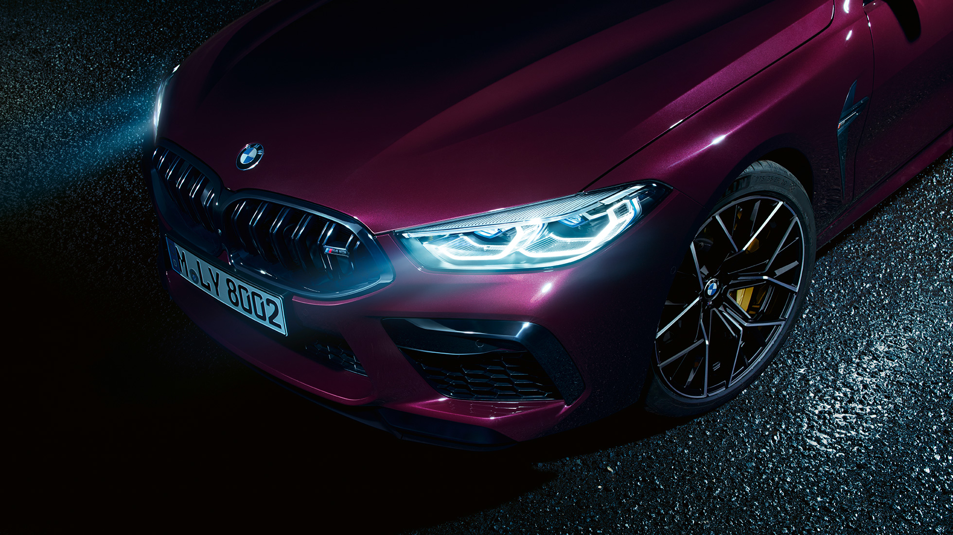 BMW M8 Competition Gran Coupe, вид спереди сбоку крупным планом BMW M8 Competition Gran Coupe F93 2020 МГ цвета Аметрин металлик из линейки BMW Individual, лазерные фары BMW Laserlight, вид спереди сбоку крупным планом