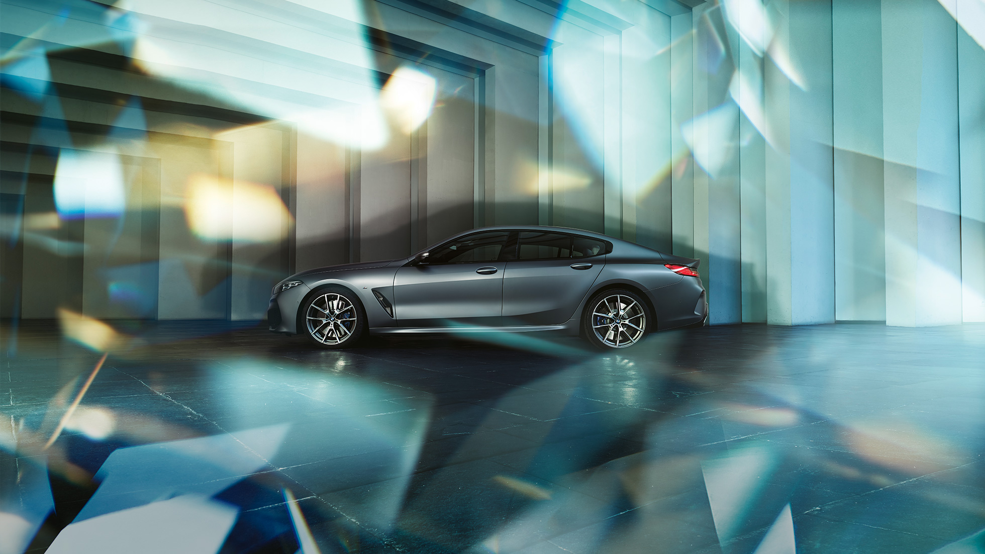 Купеобразный силуэт BMW M850i xDrive Gran Coupe Купеобразный силуэт BMW M850i xDrive Gran Coupe G16 2019 МГ цвета Серебристо-синий Камень (металлик) из линейки BMW Individual, вид сбоку