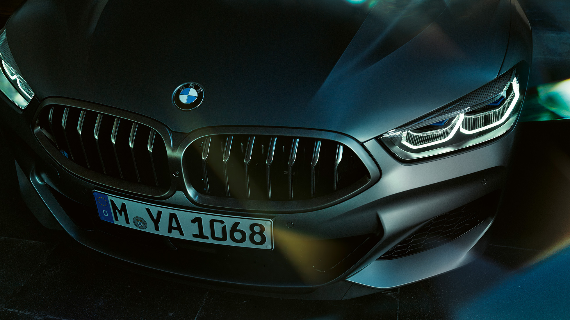 Решетка радиатора BMW M850i xDrive Gran Coupe Решетка радиатора BMW M850i xDrive Gran Coupe G16 2019 МГ цвета Серебристо-синий Камень (металлик) из линейки BMW Individual, вид спереди крупным планом