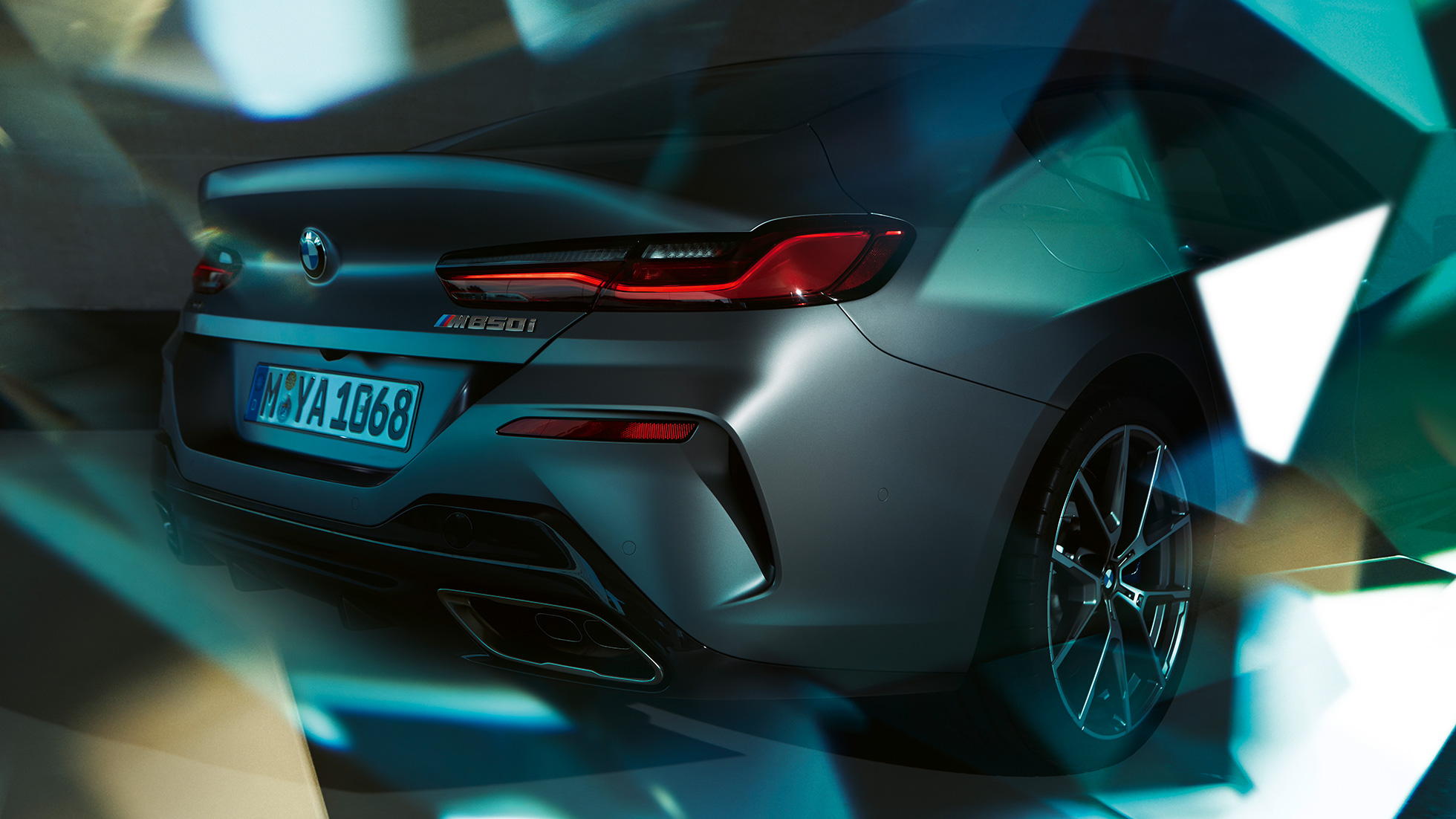 BMW M850i xDrive Gran Coupe, вид сзади крупным планом BMW M850i xDrive Gran Coupe G16 2019 МГ цвета Серебристо-синий Камень (металлик) из линейки BMW Individual, вид сзади крупным планом