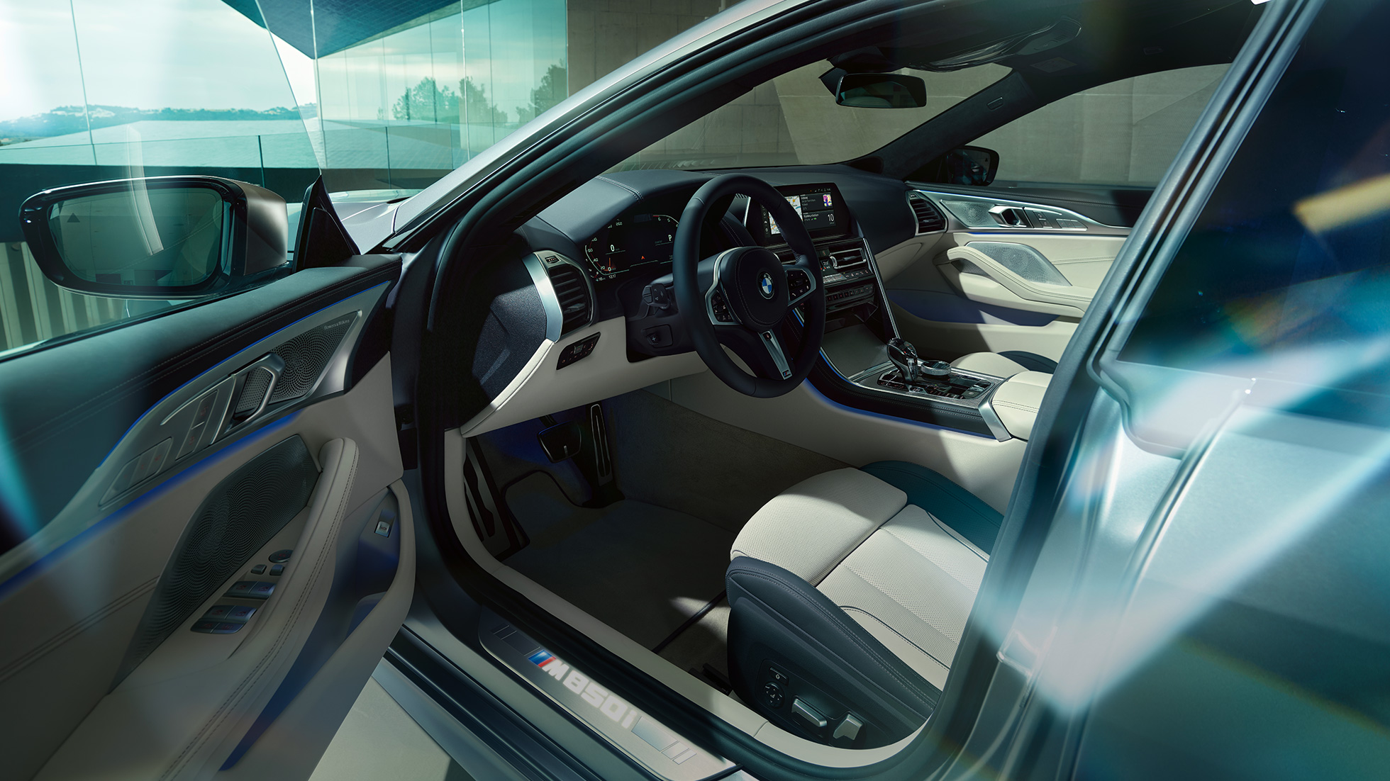 Место водителя BMW M850i xDrive Gran Coupe Место водителя BMW M850i xDrive Gran Coupe G16 2019 МГ, интерьер