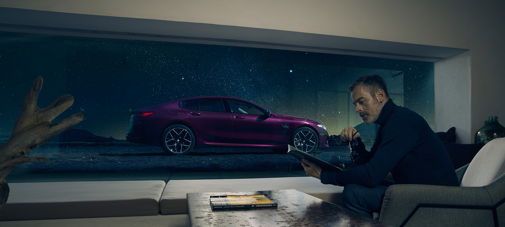 BMW M8 Competition Gran Coupe, вид сбоку через окно BMW M8 Competition Gran Coupe F93 2020 МГ цвета Аметрин металлик из линейки BMW Individual, вид сбоку через окно