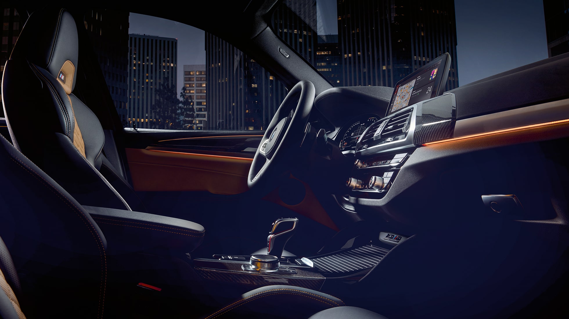 BMW X3 M Competition, эксклюзивный кокпит. BMW X3 M Competition, салон, эксклюзивный кокпит со спортивными сиденьями M и обтянутым кожей рулевым колесом M.