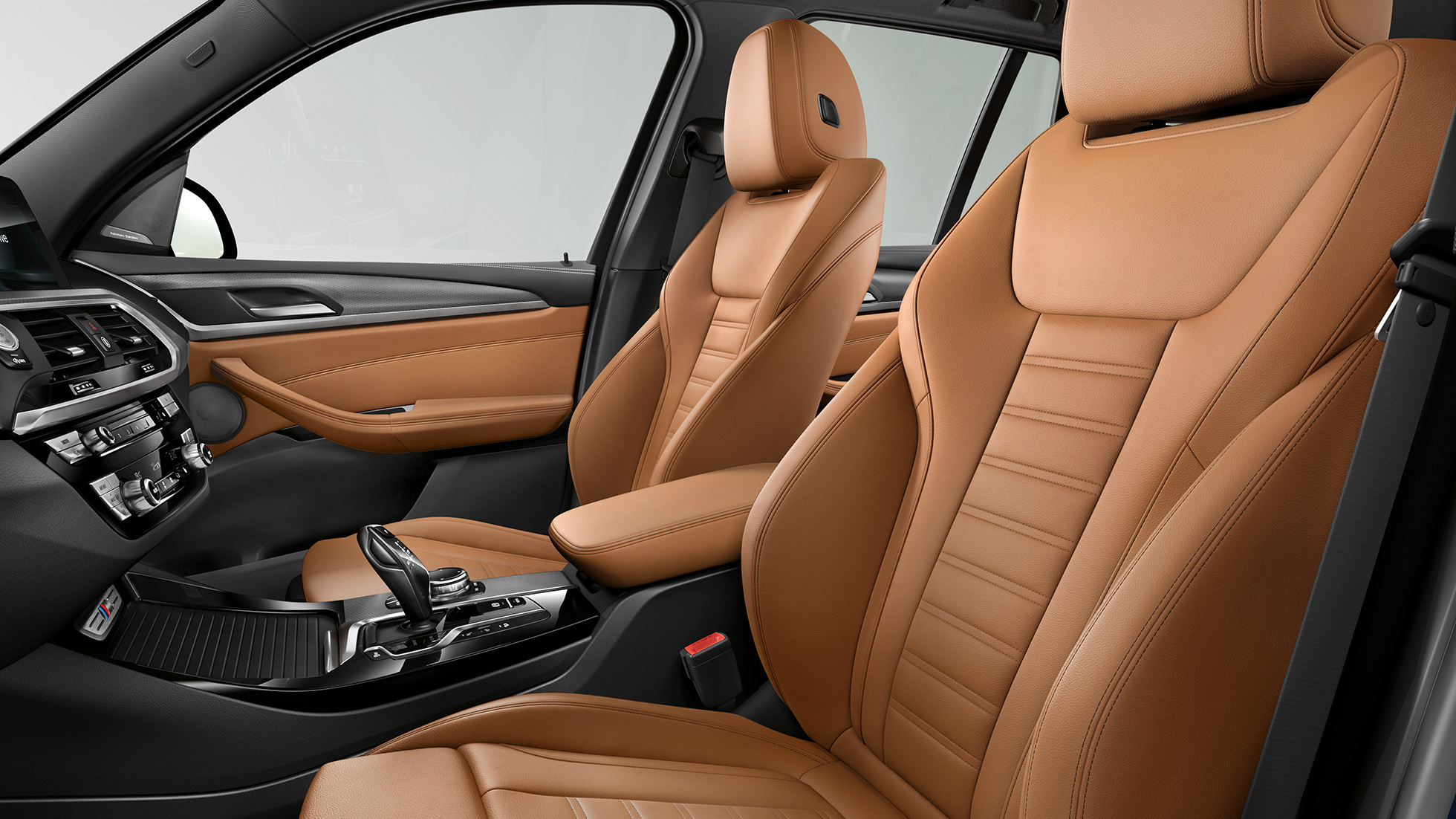 BMW X3 M40i и BMW X3 M40d, интерьер BMW X3 M40i и BMW X3 M40d, спортивный и удобный салон со спортивными сиденьями.