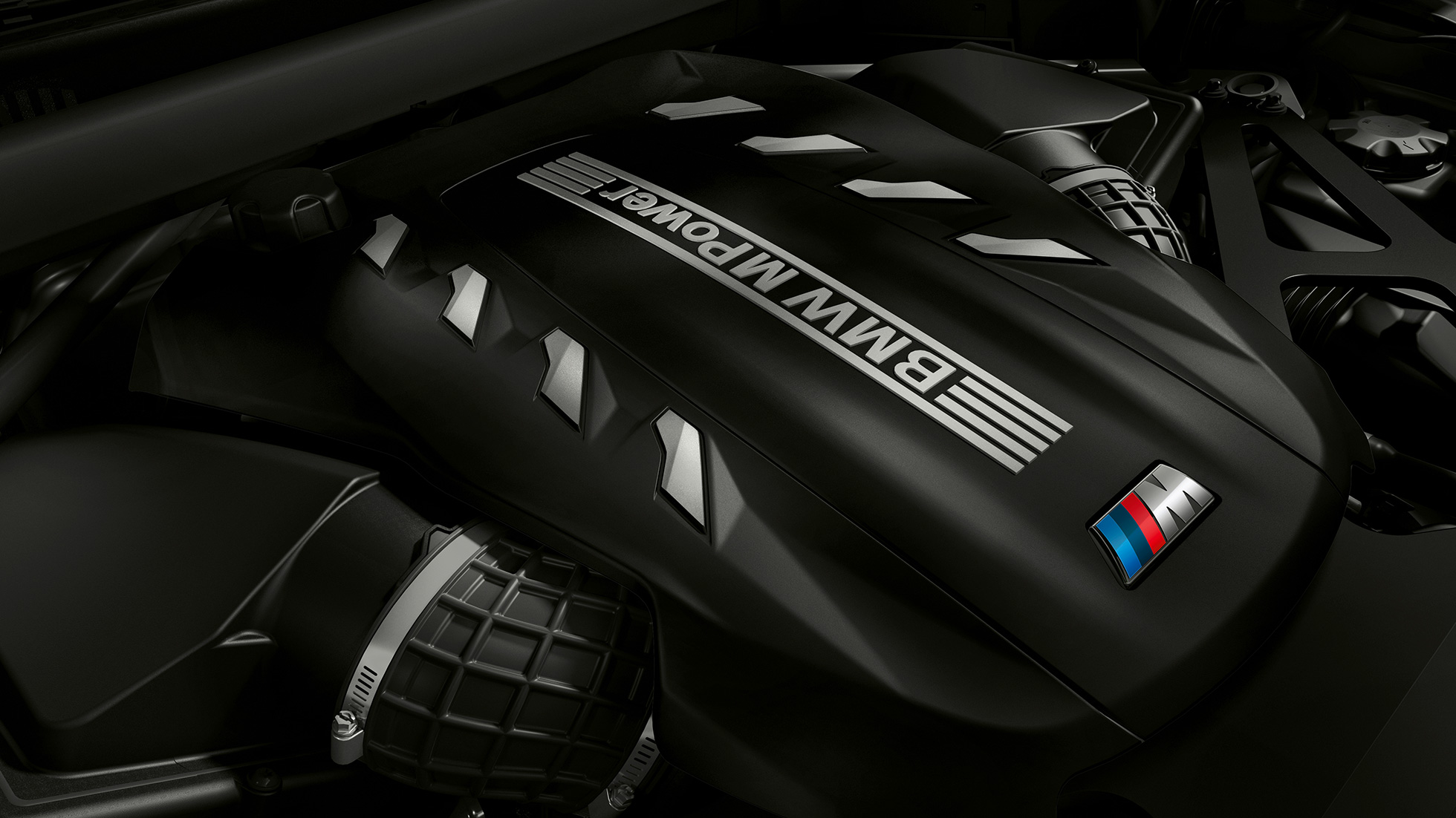 Мощный 8-цилиндровый бензиновый двигатель M TwinPower Turbo модели BMW X5 M Competition SUV F95 Мощный 8-цилиндровый бензиновый двигатель M TwinPower Turbo модели BMW X5 M Competition SUV F95, крупным планом