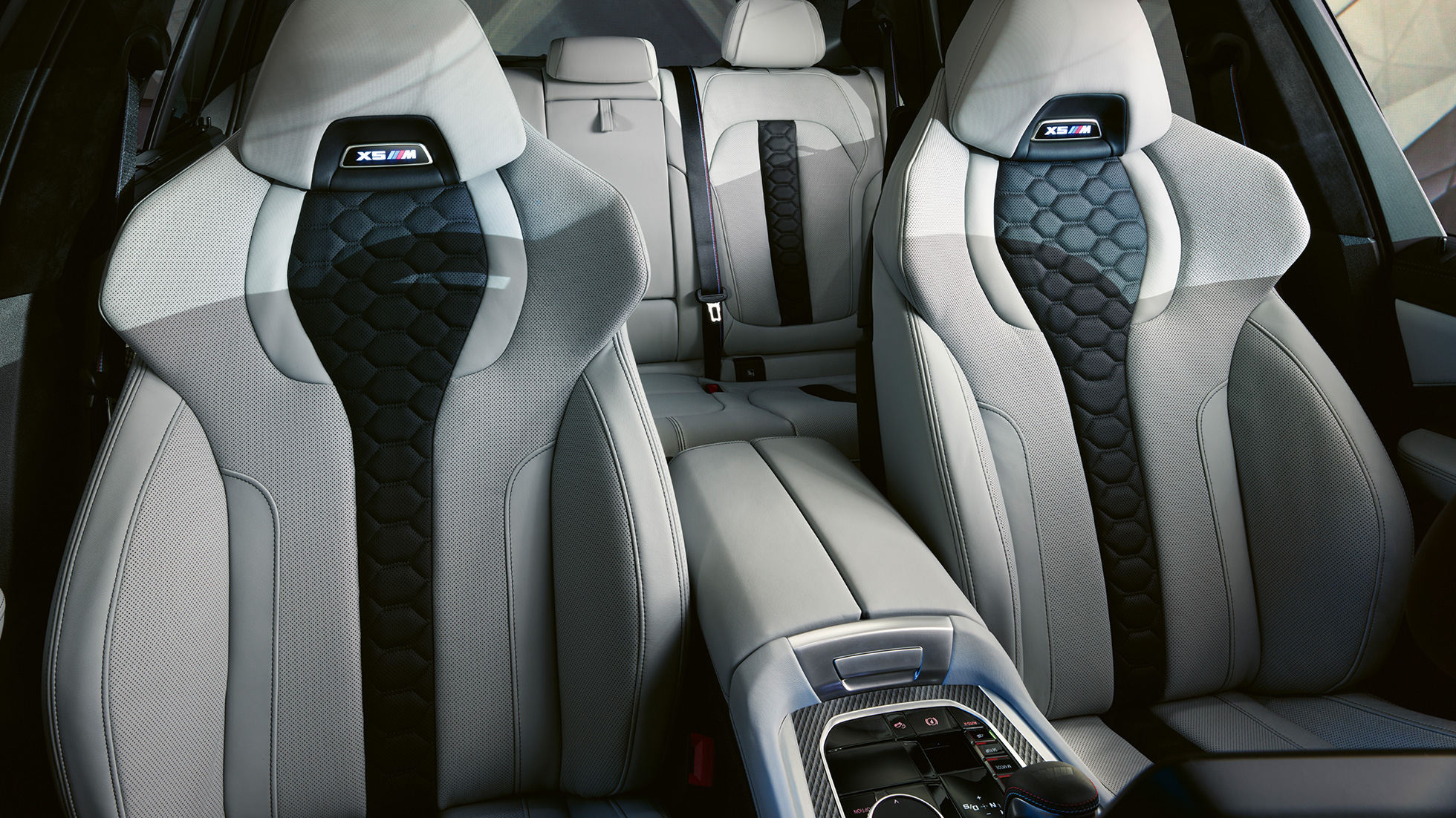 Многофункциональные сиденья M BMW X5 M Competition SUV F95 Многофункциональные сиденья M с подсвеченной эмблемой «X5 M» в BMW X5 M Competition SUV, F95, интерьер