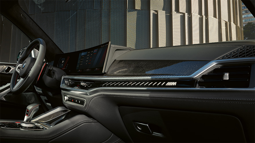 BMW X5 M Competition F95, 2023, характерная для M индикация на изогнутом дисплее