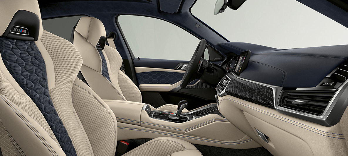 BMW X6 M Individual F86 2020 МГ, SUV, интерьер BMW X6 M Individual F86 2020 МГ, SUV, многофункциональные сиденья M с эмблемой «X6 M», интерьер