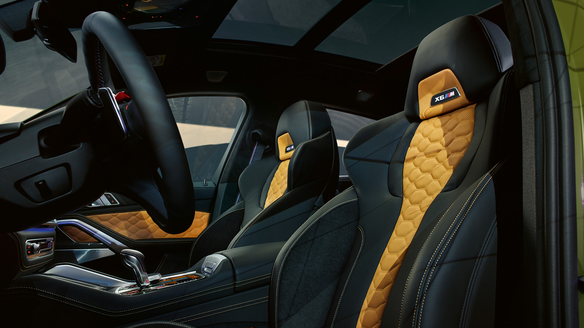 Многофункциональные сиденья M модели BMW X6 M SUV Competition F86 Многофункциональные сиденья M модели BMW X6 M SUV Competition F86 2020 МГ, интерьер