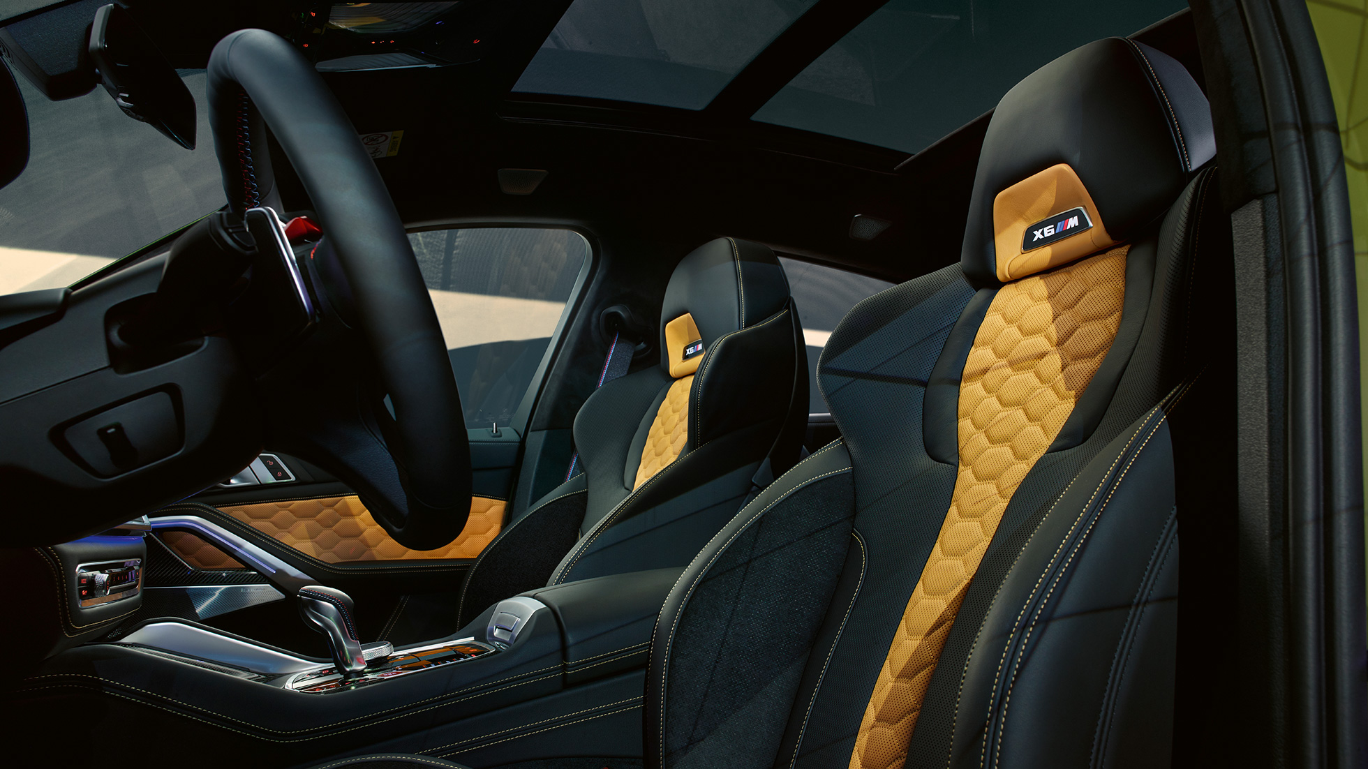 Многофункциональные сиденья M модели BMW X6 M SUV Competition F86 Многофункциональные сиденья M с подсвеченной эмблемой «X6 M» модели BMW X6 M SUV Competition F86, интерьер