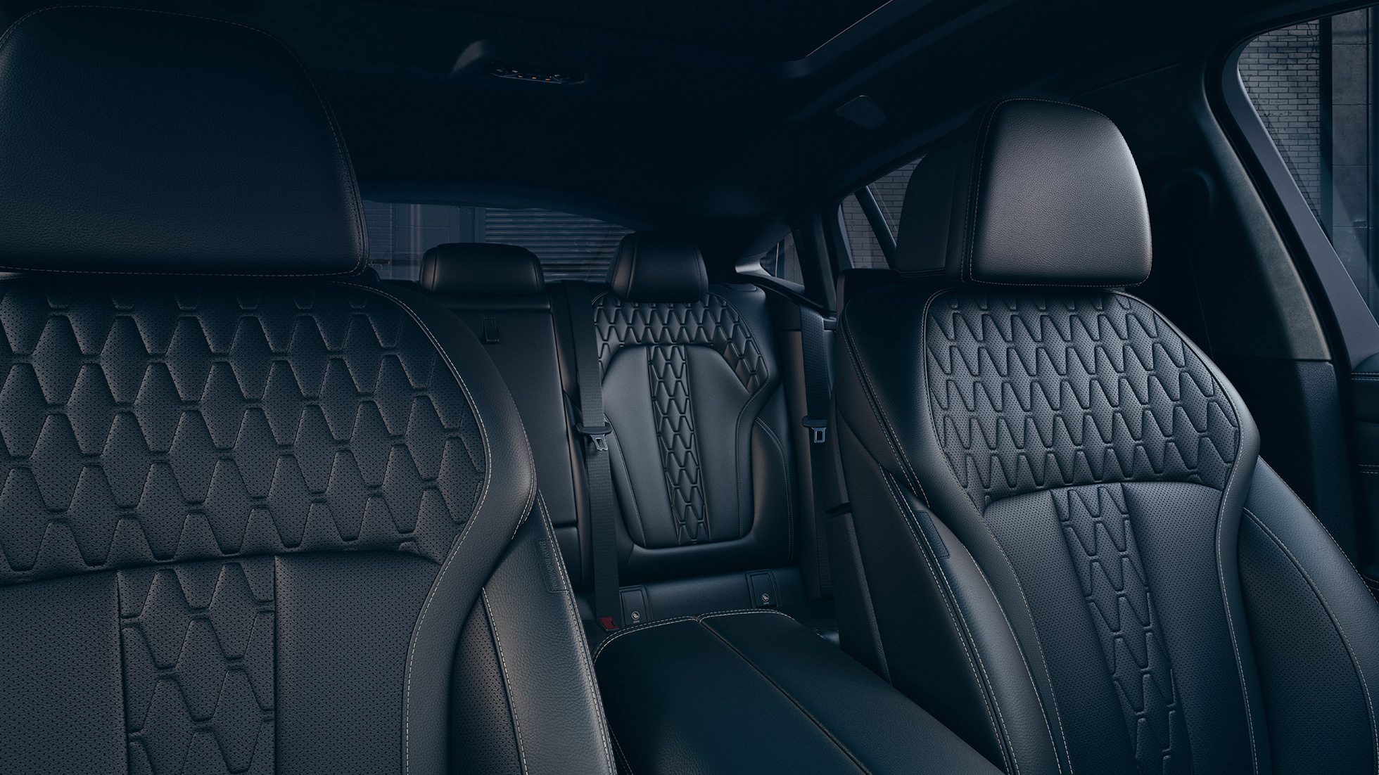 Спортивные сиденья моделей BMW X6 M50i и M50d SUV F86 Интерьер моделей BMW X6 M50i и M50d SUV с акцентом на спортивные сиденья F86