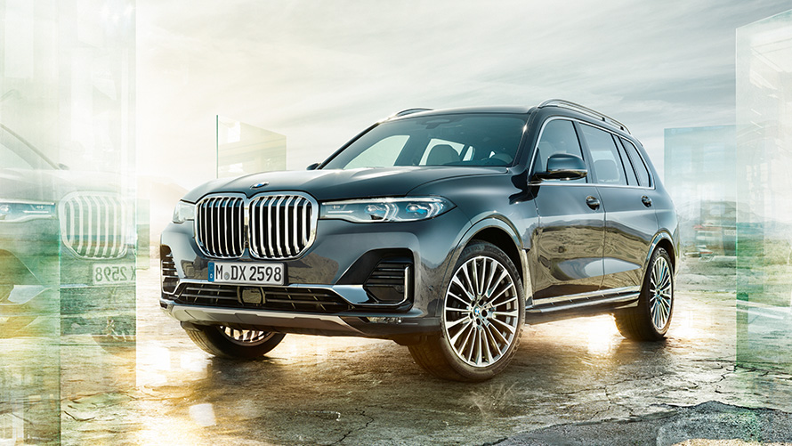 BMW X7 xDrive40i SUV G07, вид спереди с поворотом в три четверти BMW X7 xDrive40i SUV с кузовом серого цвета Arctic, вид с спереди с поворотом в три четверти, G07, 2019
