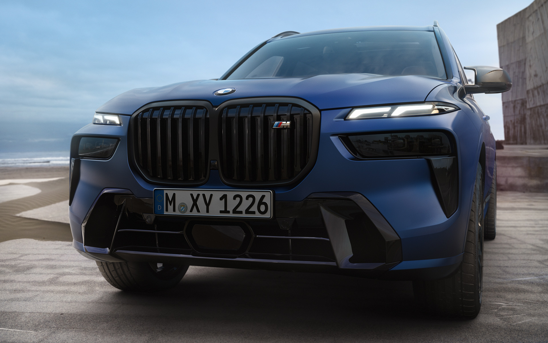 Передняя часть крупным планом, BMW X7 M60i xDrive G07 LCI, Морозный Синий Марина Бэй металлик