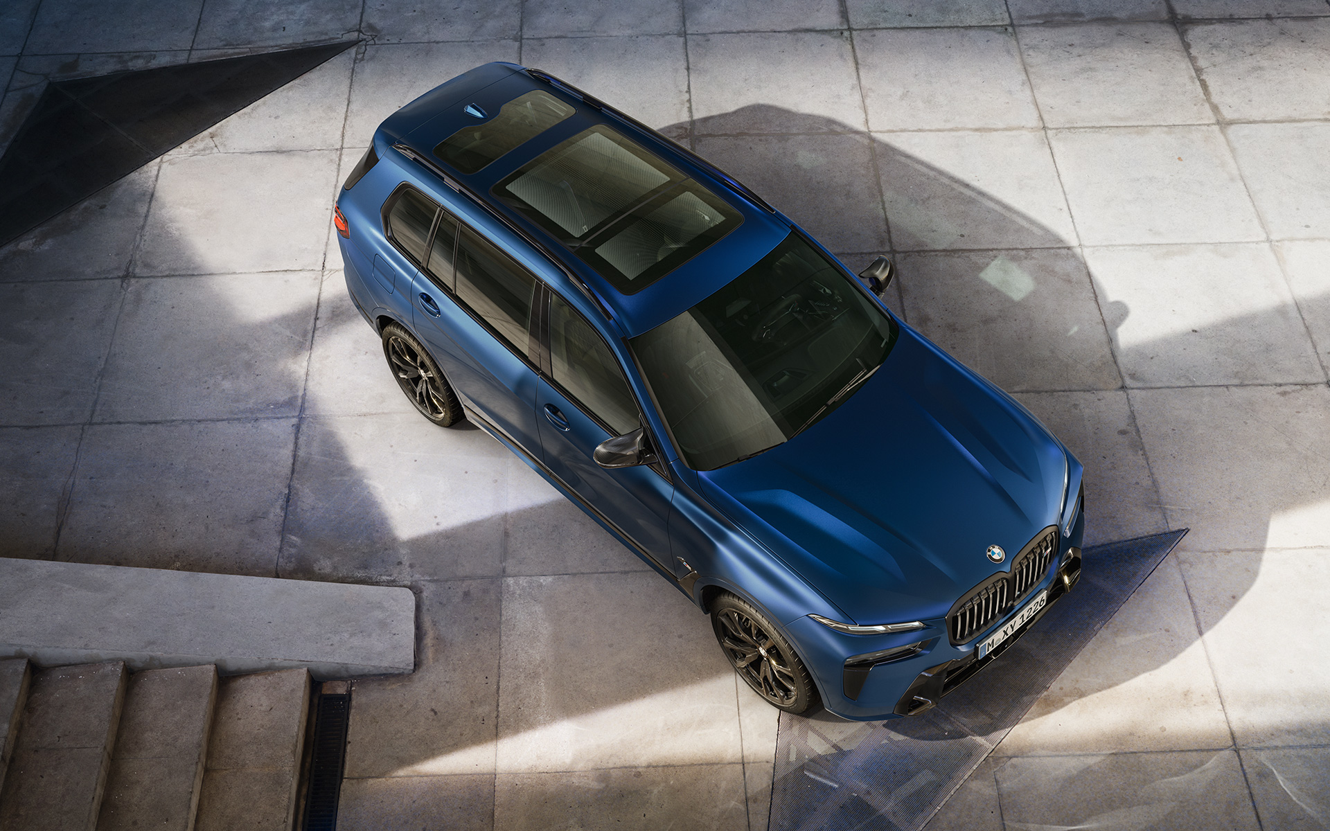 BMW X7 M60i xDrive G07 LCI, Морозный Синий Марина Бэй металлик, вид в статике с высоты птичьего полета
