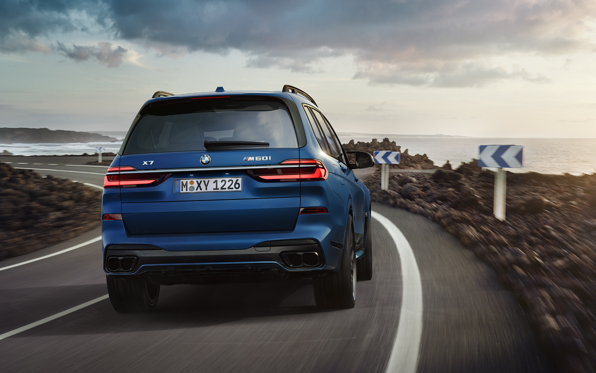 BMW X7 M60i xDrive G07 LCI, Морозный Синий Марина Бэй металлик, вид сзади в движении