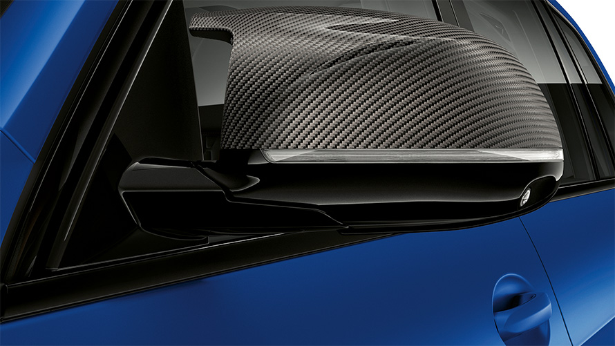 BMW X7 M60i xDrive G07 LCI, карбоновые накладки наружных зеркал M крупным планом