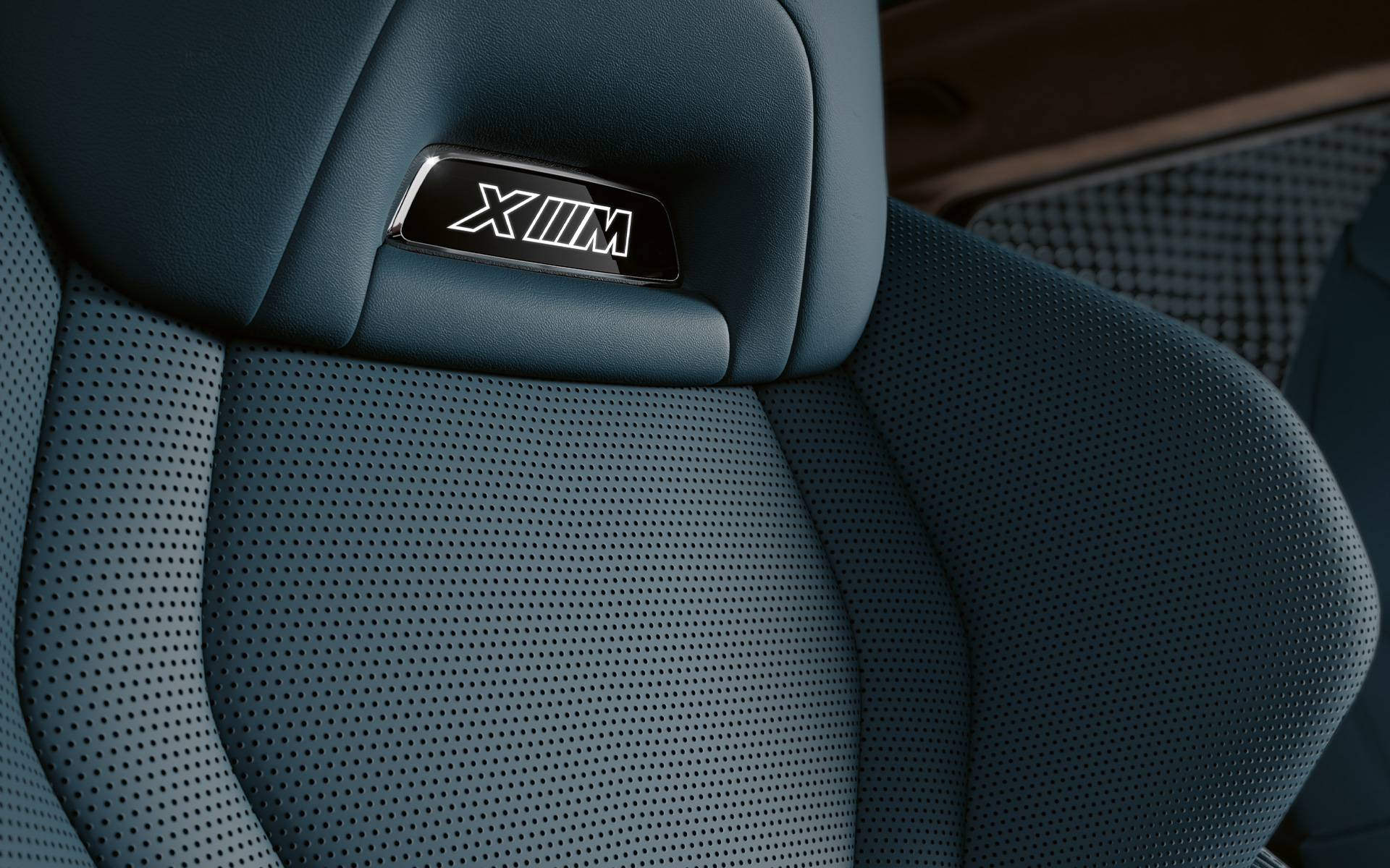 BMW XM G09, многофункциональные сиденья с подсвечиваемыми логотипами "M" BMW XM G09, многофункциональные сиденья с подсвечиваемыми логотипами "M"