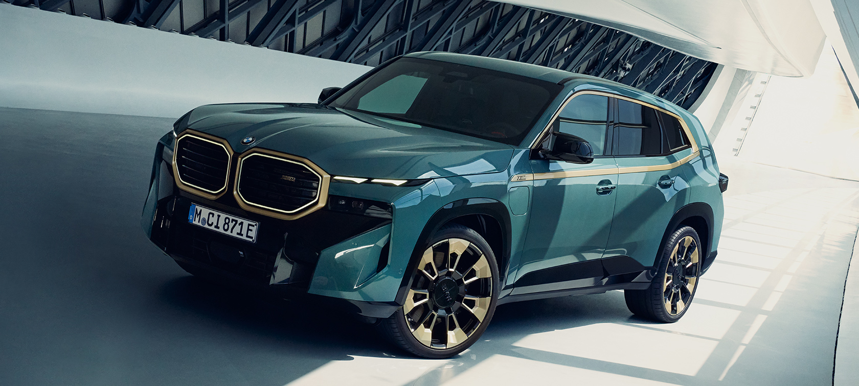 BMW XM G09, подключаемый гибрид, в движении на электротяге BMW XM G09, подключаемый гибрид, в движении на электротяге